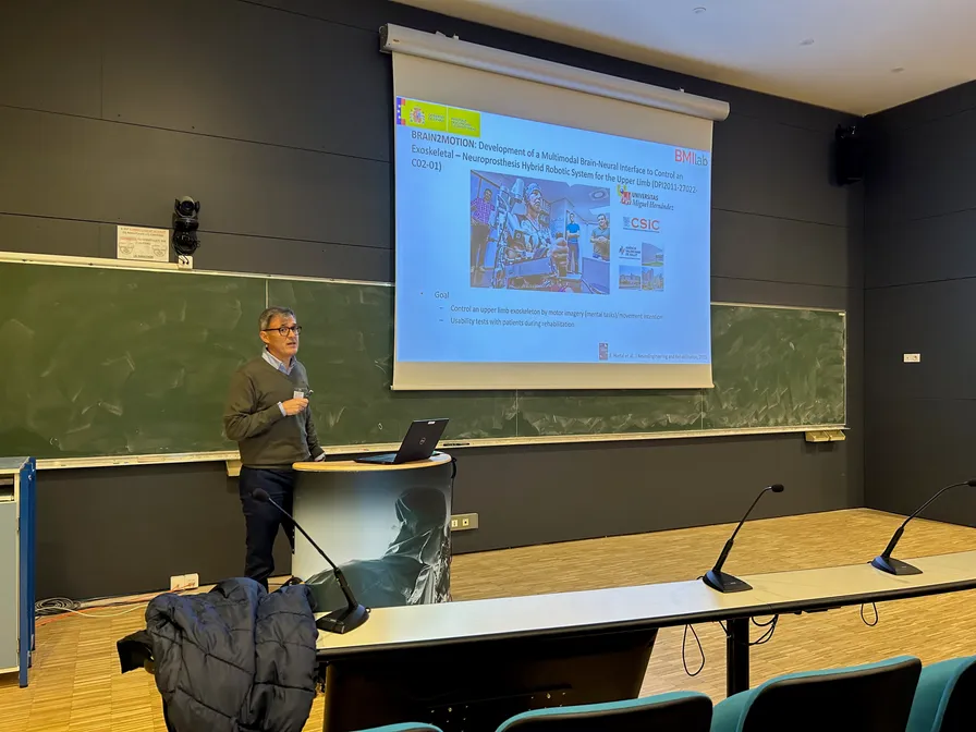 José María Azorín presenting his work on brain-machine interfaces and exoskeletons in a lecture hall